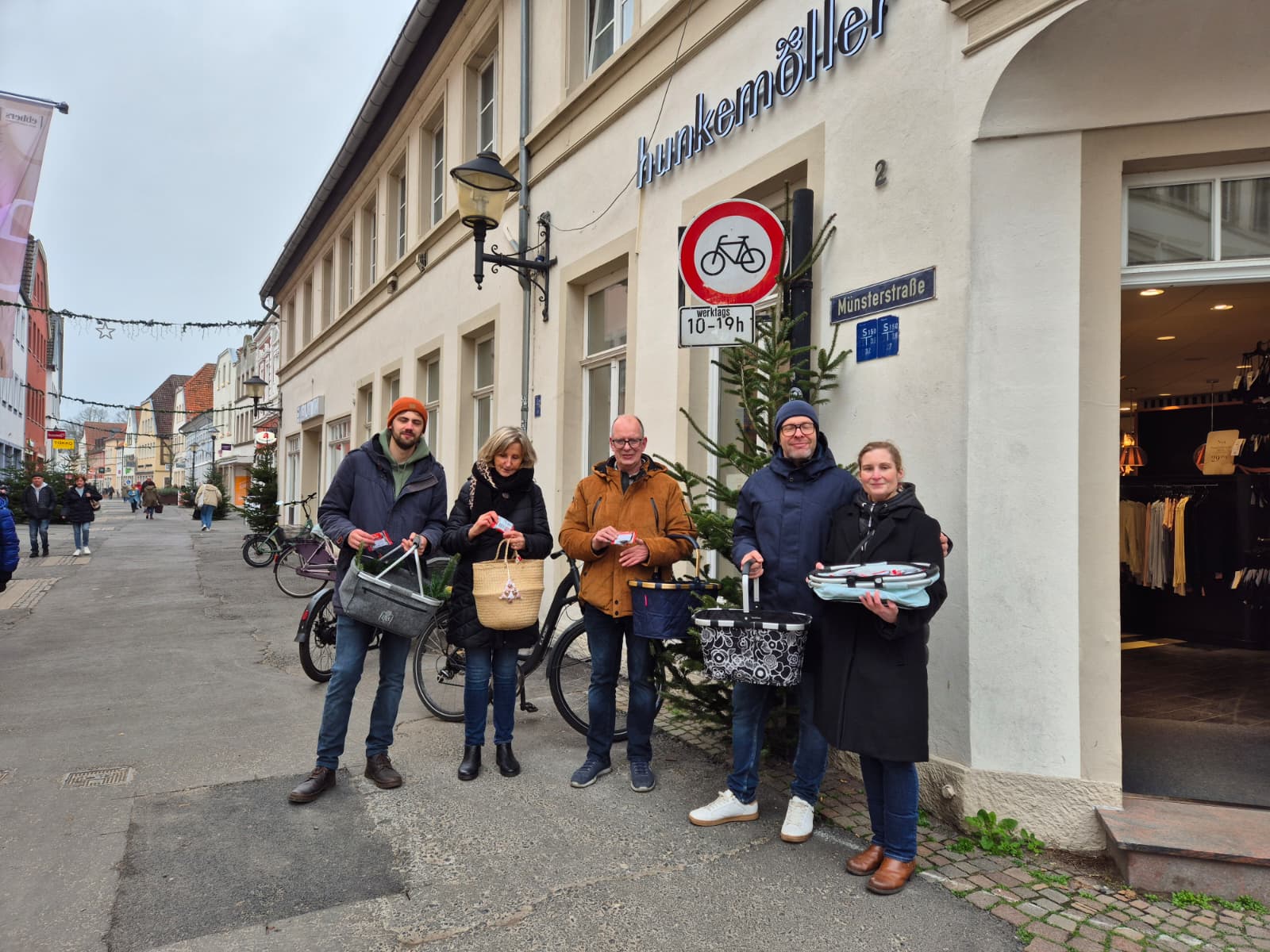 Die Vorstandsmitglieder der Ortsunion in der M�nsterstra�e mit gef�llten K�rben